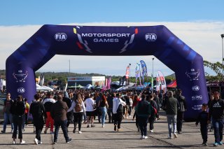 Fans in the Paddock
 | SRO / JEP